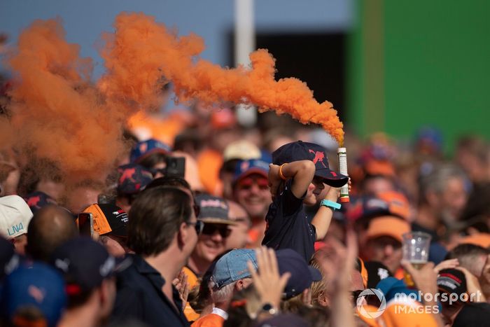 Fans holandeses en las gradas con bengalas de humo