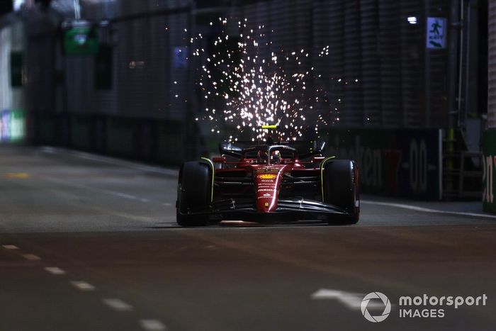 Carlos Sainz y el Ferrari F1-75 echa chispas