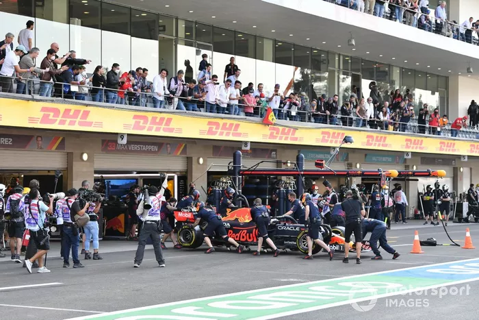 Max Verstappen, Red Bull Racing RB16B, vuelve al garaje