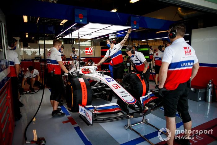 Pietro Fittipaldi, Haas F1 Team VF-19 adaptado (muleto) con los Pirelli de 18 pulgadas 