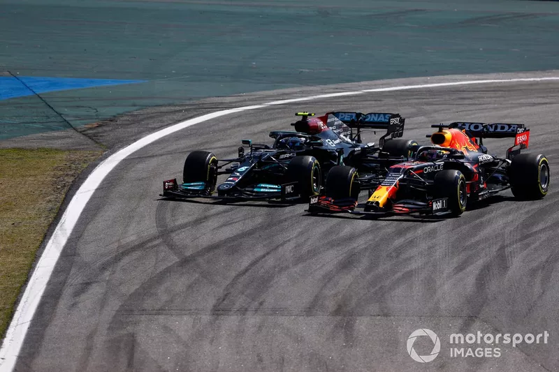 Max Verstappen, Red Bull Racing RB16B, e Valtteri Bottas, Mercedes W12