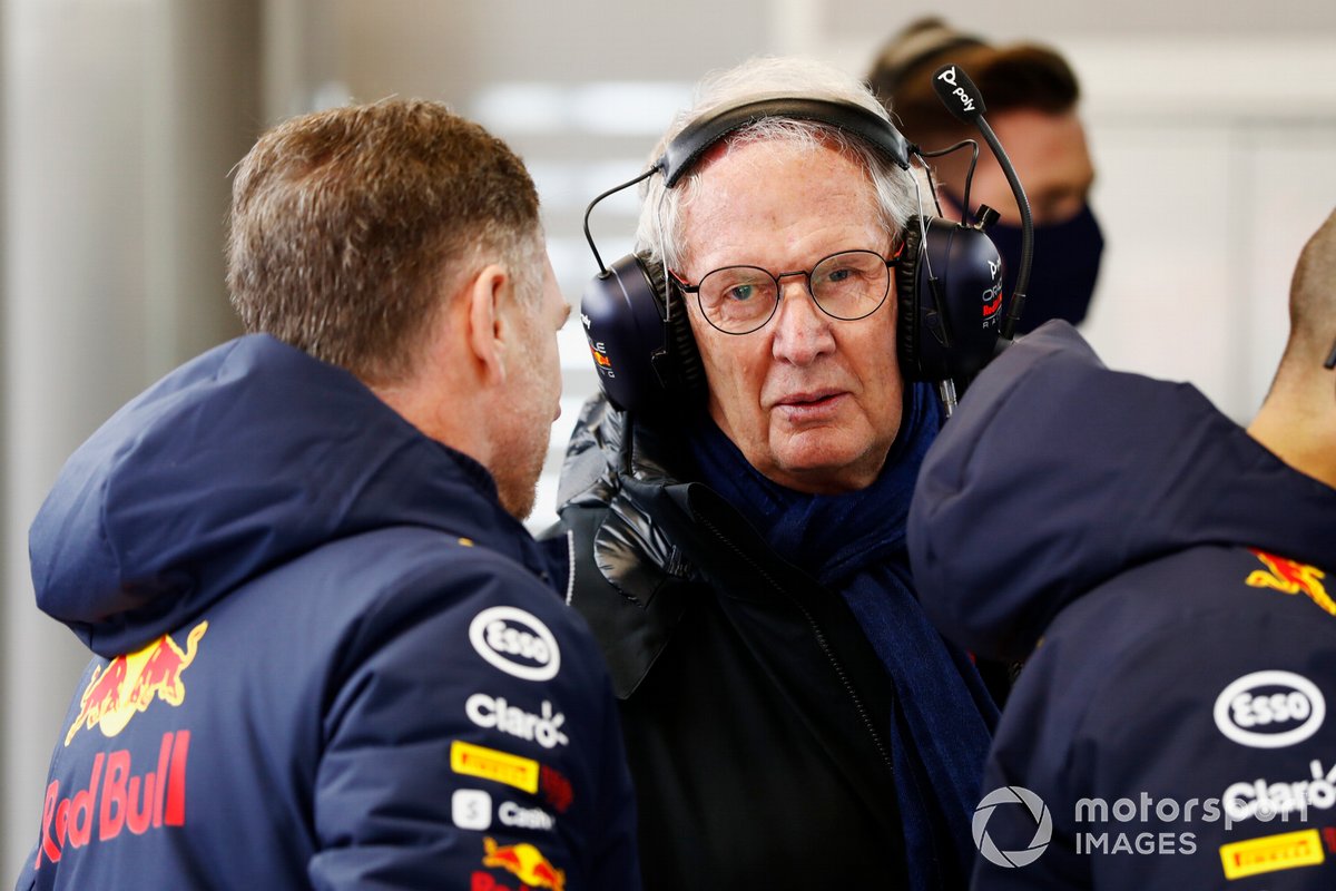 Helmut Marko, consultor de Red Bull Racing, en charla con Christian Horner. 