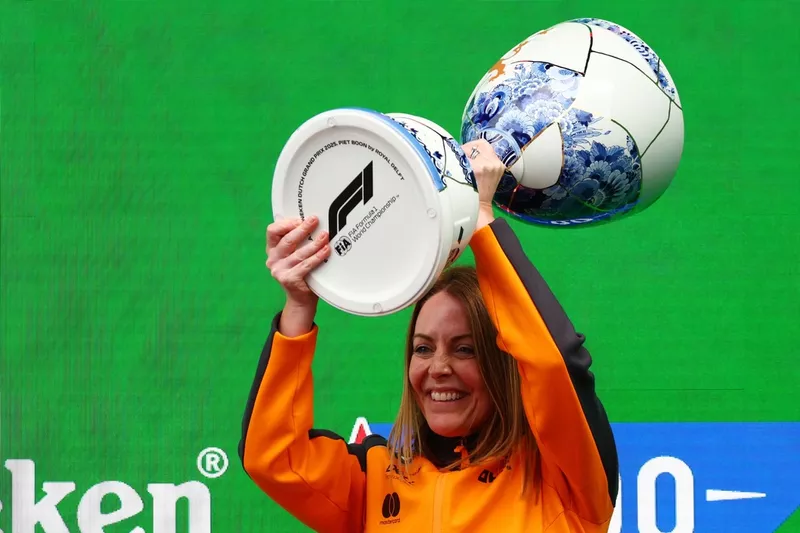 Laura Bowden, directrice financière de McLaren, soulève le trophée des constructeurs sur le podium.