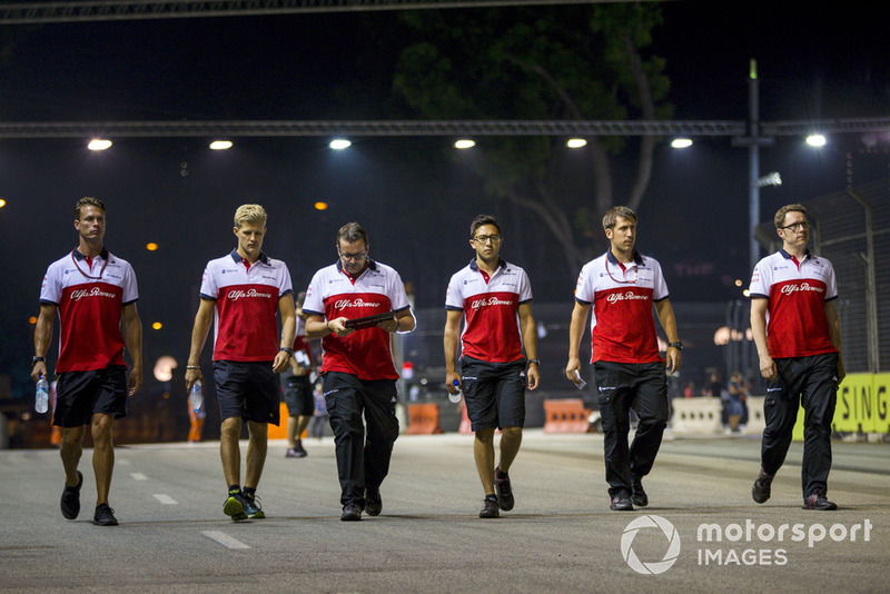 Marcus Ericsson, Sauber walks the track