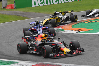 Daniel Ricciardo, Red Bull Racing RB14, Pierre Gasly, Scuderia Toro Rosso STR13 and Nico Hulkenberg, Renault Sport F1 Team RS 18 battle
