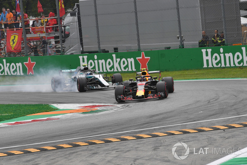 Max Verstappen, Red Bull Racing RB14 y Valtteri Bottas, Mercedes AMG F1 W09 battle