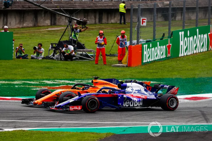 Fernando Alonso, McLaren MCL33, y Pierre Gasly, Toro Rosso STR13, batallan rueda a rueda