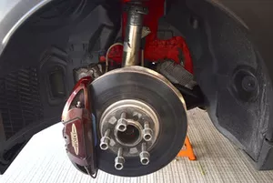 Mini John Cooper Works Lite, Mini Italia, dettaglio del disco di un freno sul mozzo