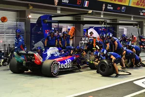 Brendon Hartley, Scuderia Toro Rosso STR13 au stand