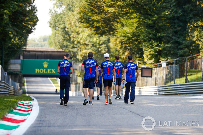 Pierre Gasly, Toro Rosso, ispeziona il circuito