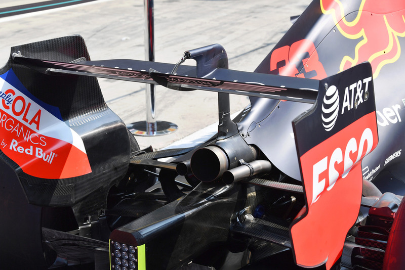 Red Bull Racing RB14, заднє антикрило і вихлип