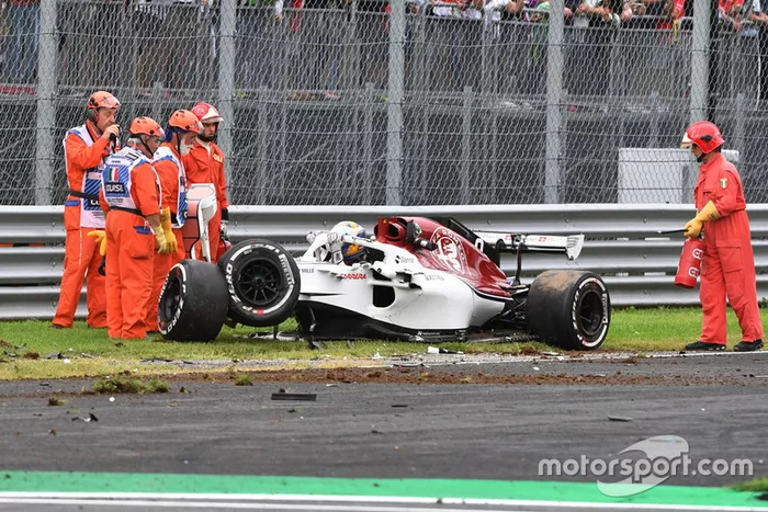 Oficiales y el auto accidentado de Marcus Ericsson, Alfa Romeo Sauber C37 en FP2