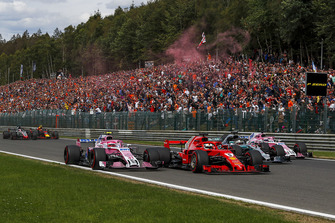 Esteban Ocon, Racing Point Force India VJM11, Sebastian Vettel, Ferrari SF71H, Lewis Hamilton, Mercedes AMG F1 W09 and Sergio Perez, Racing Point Force India VJM11 battle on lap one
