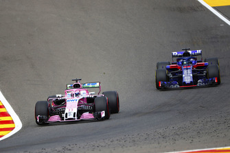 Sergio Perez, Racing Point Force India VJM11, devant Brendon Hartley, Toro Rosso STR13