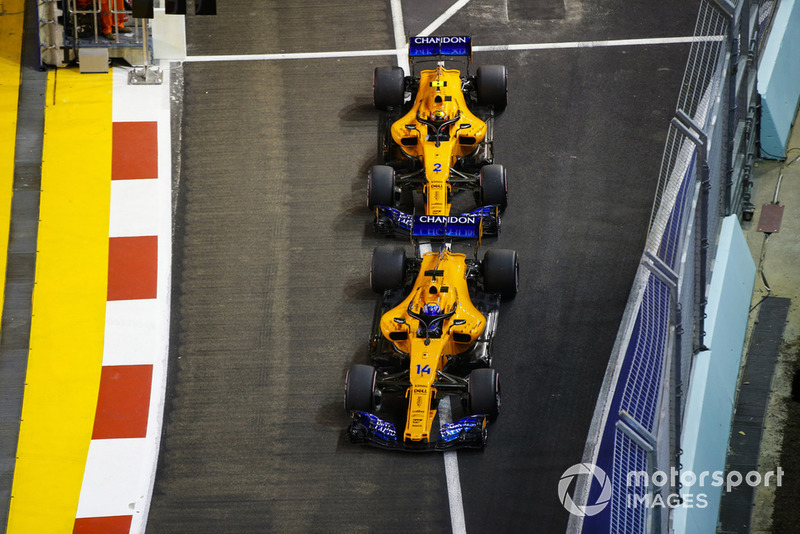 Фернандо Алонсо, McLaren MCL33, попереду Стоффеля Вандорна, McLaren MCL33