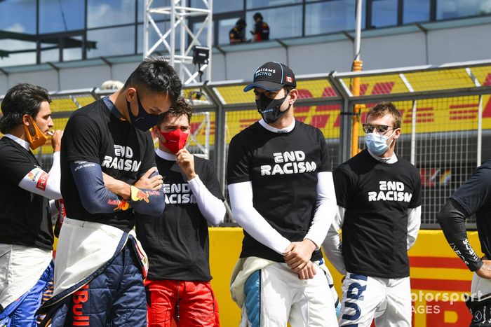 Alex Albon, Red Bull Racing, Nicholas Latifi, Williams Racing, y el resto de los pilotos se reúnen para mostrar su apoyo a la campaña para el fin del racismo