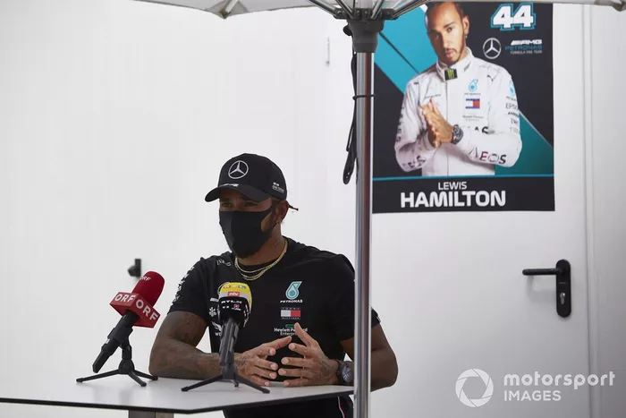 Lewis Hamilton, Mercedes-AMG Petronas F1 con los medios