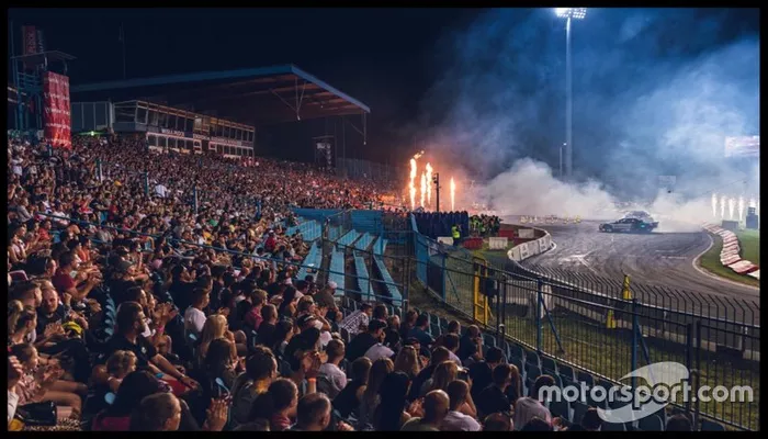 Espetáculo com canhões de luz e festa pirotécnica

