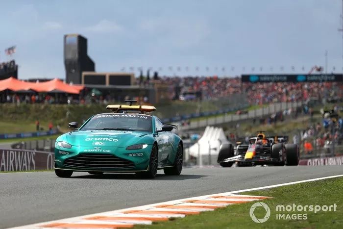 El Safety Car lidera a Max Verstappen, Red Bull Racing RB19