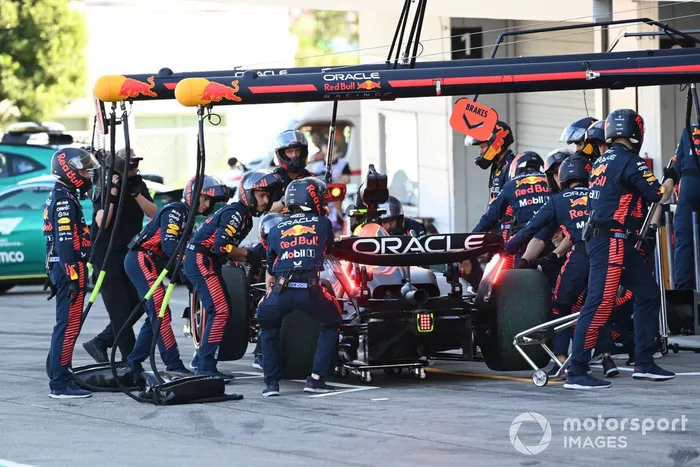 Sergio Pérez, Red Bull Racing RB19, se retira de la carrera
