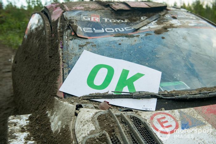 Kalle Rovanperä, Jonne Halttunen, Toyota Gazoo Racing WRT Toyota GR Yaris Rally1 tras el accidente