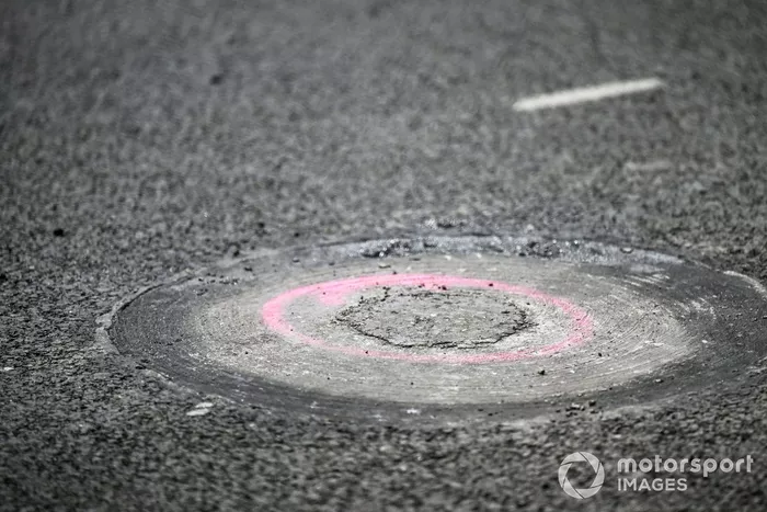 Arqueta reparada en el circuito