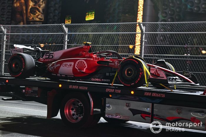 El coche de Carlos Sainz, Ferrari SF-23, es devuelto a boxes en un camión tras los daños sufridos por una tapa de alcantarilla suelta