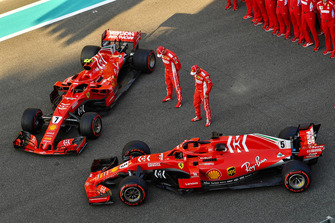 Sebastian Vettel, Ferrari e Kimi Raikkonen, Ferrari, nella foto di gruppo del team Ferrari