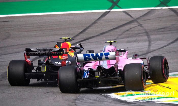 El líder Max Verstappen, Red Bull Racing RB14 choca con Esteban Ocon, Racing Point Force India VJM11 