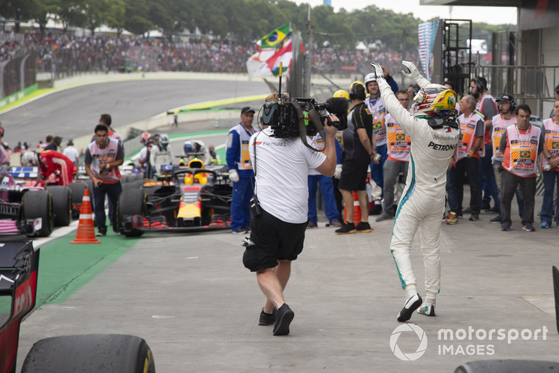 Ganador de la carrera Lewis Hamilton, Mercedes AMG F1 celebra en Parc Ferme