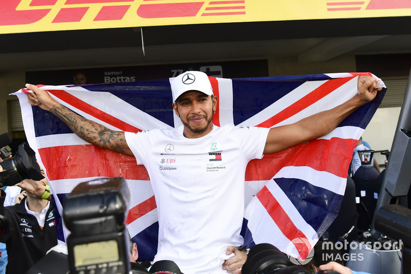 Lewis Hamilton, Mercedes AMG F1 celebra con el equipo