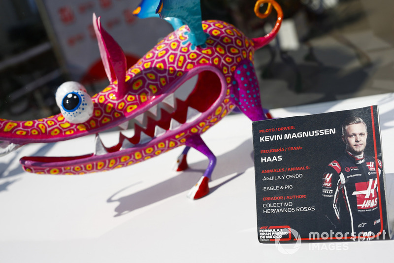 La table de Kevin Magnussen, Haas F1 Team, pour les autographes
