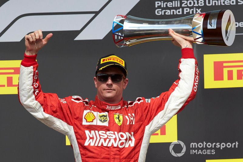 Kimi Raikkonen, Ferrari, 1ª posición, levanta su trofeo en el podio