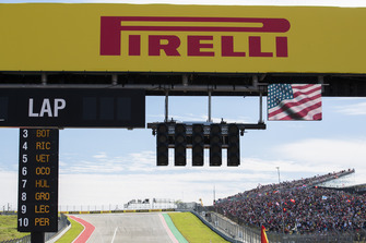 Insegna Pirelli sopra i semafori della partenza