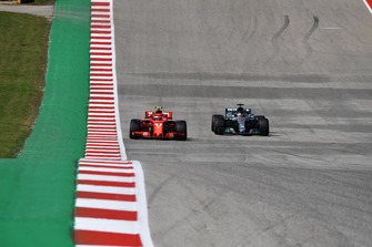 Lewis Hamilton, Mercedes-AMG F1 W09 en Kimi Raikkonen, Ferrari SF71H in gevecht