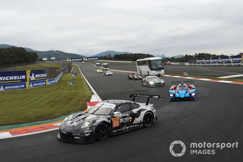 #88 Dempsey Proton Competition Porsche 911 RSR: Matteo Cairoli, S Hoshino, Giorgio Roda with circuit safari bus