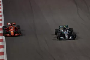Sebastian Vettel, Ferrari SF71H en Valtteri Bottas, Mercedes-AMG F1 W09 