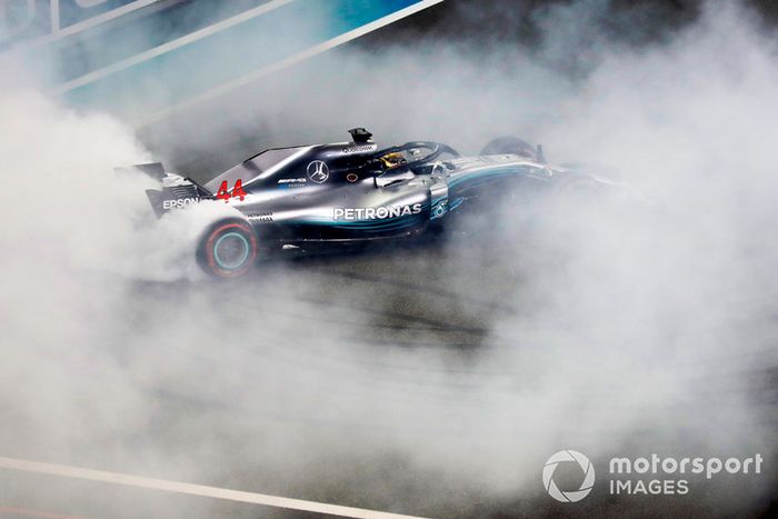 Lewis Hamilton, Mercedes AMG F1 W09 EQ Power+, realiza donuts en la parrilla después de ganar la carrera.