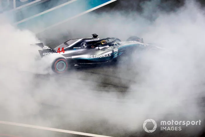 Lewis Hamilton, Mercedes AMG F1 W09 EQ Power+, realiza donuts en la parrilla después de ganar la carrera.