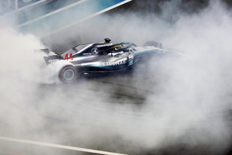 Lewis Hamilton, Mercedes AMG F1 W09 EQ Power+, esegue dei donut sulla griglia di partenza, dopo aver vinto la gara
