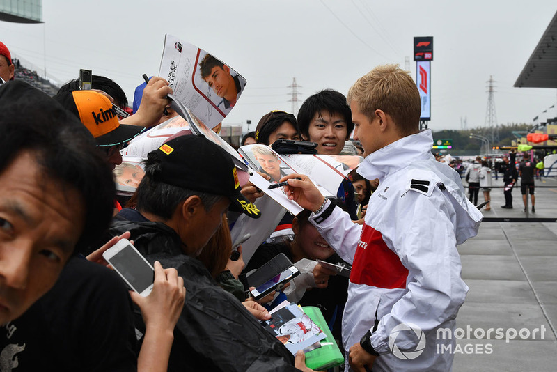 Marcus Ericsson, Sauber signs autographs for the fans