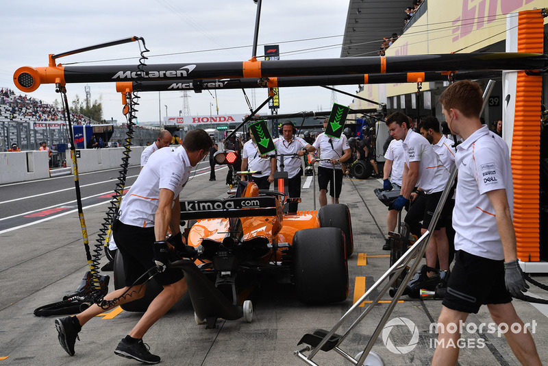 Stoffel Vandoorne, McLaren MCL33 pit stop