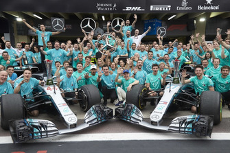 Lewis Hamilton, Valtteri Bottas, Toto Wollf, Mercedes AMG F1 with the team