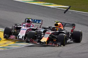 Max Verstappen, Red Bull Racing RB14, en Esteban Ocon, Racing Point Force India VJM11, maken contact