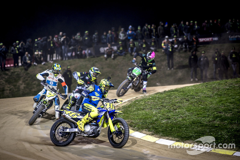 Valentino Rossi beraksi di ranch miliknya