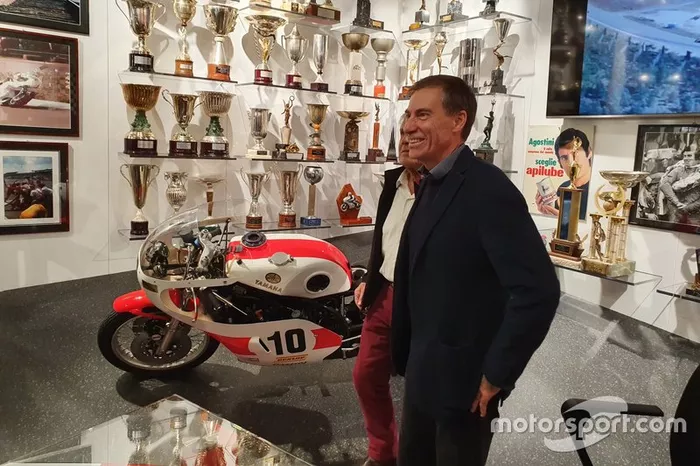 Giacomo Agostini y Lin Jarvis, director de Yamaha