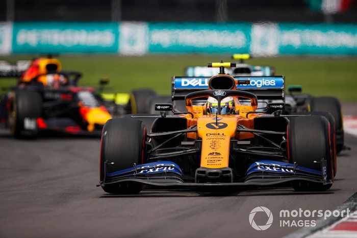 Lando Norris, McLaren MCL34, Valtteri Bottas, Mercedes AMG W10, y Max Verstappen, Red Bull Racing RB15