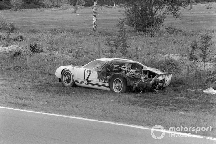Los restos del Ford GT40 de Richard Attwood y  Jo Schlesser