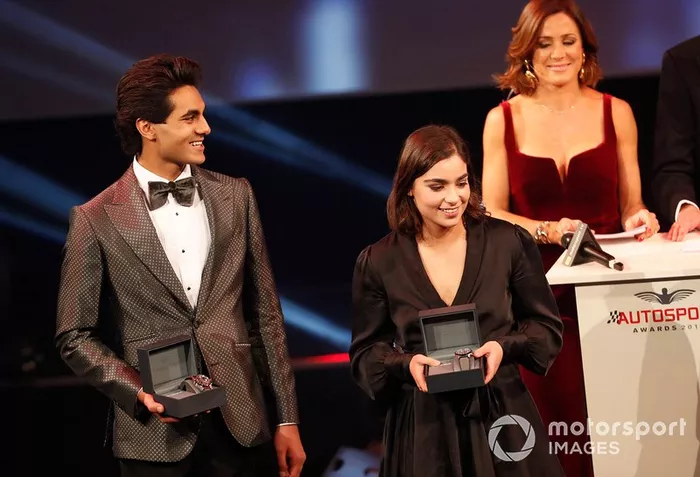 Enaam Ahmed e Jamie Chadwick sul palco per la presentazione del BRDC Young Driver of the Year Award