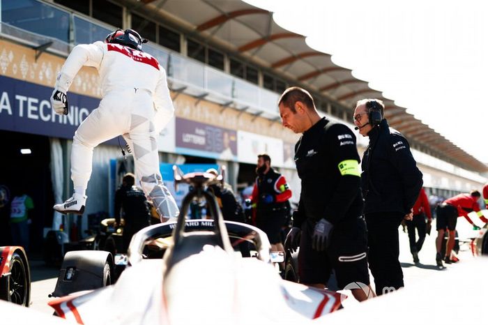 Edoardo Mortara, Venturi leaps out of his EQ Silver Arrow 01 in the pit lane